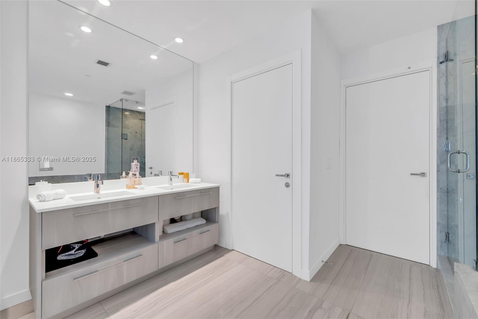 GRAN PARAISO CONDO - Residential