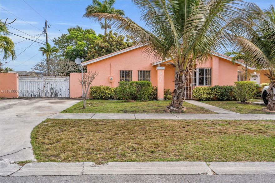 Your perfect starter home under $500,000 with NO HOA.
Ideal for first time buyers or investors looking for strong potential. Centrally located with easy access to the Turnpike. Sitting on an expansive lot with generous side access, offering space and flexibility you rarely find at this price point.
Opportunities like this do not last.