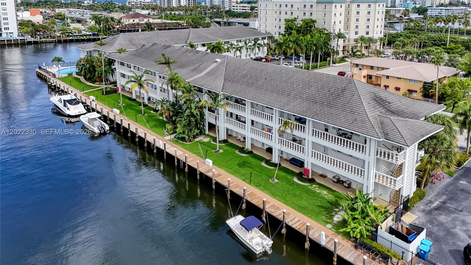 WATERSIDE ON THE INTRACOA - Residential