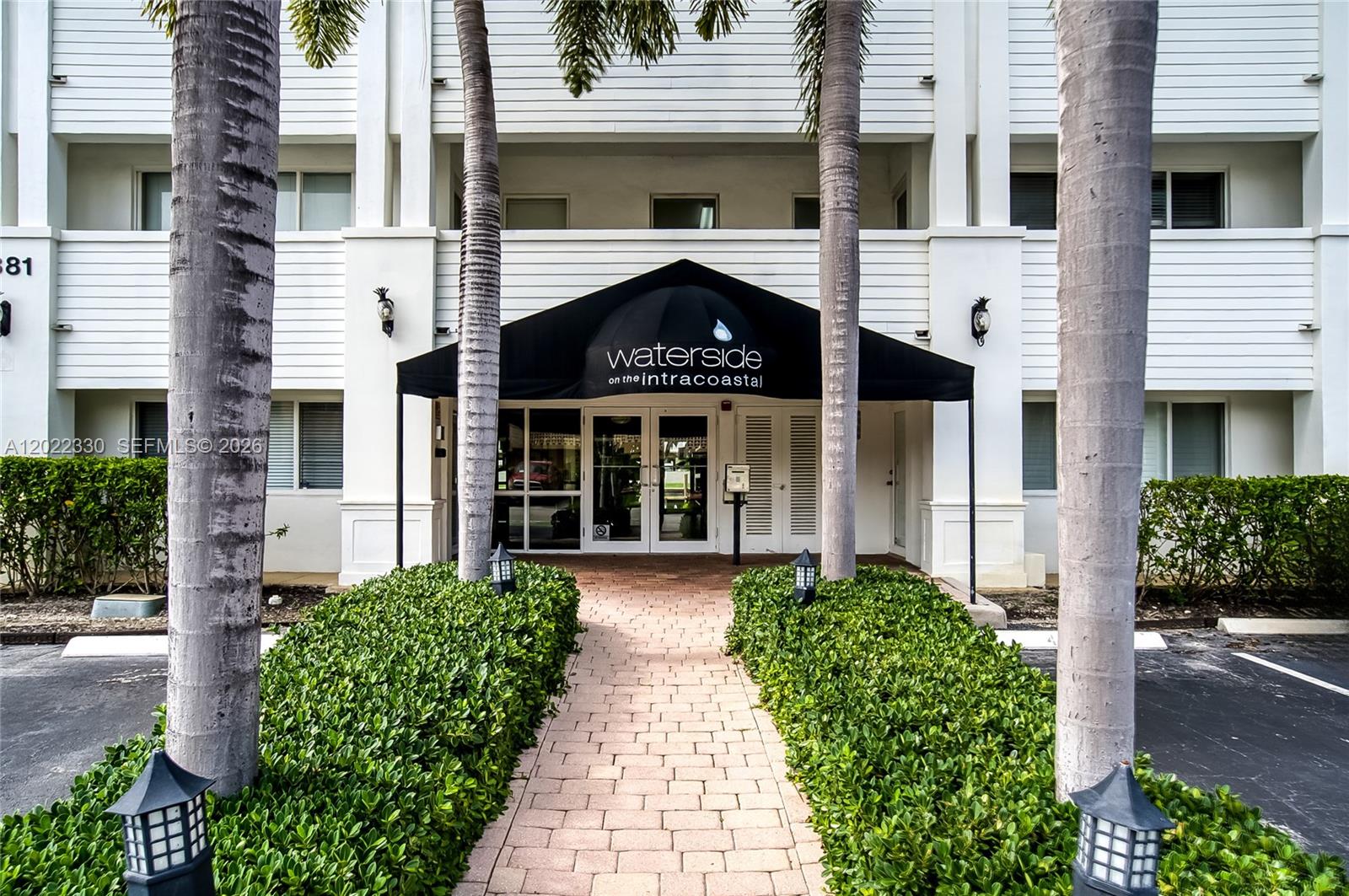 WATERSIDE ON THE INTRACOA - Residential