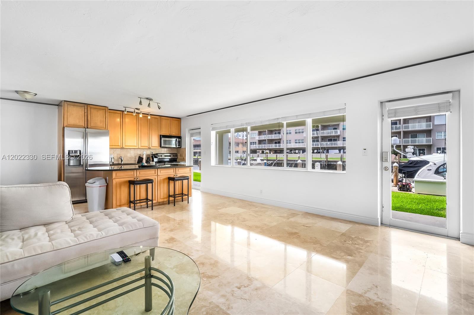 WATERSIDE ON THE INTRACOA - Residential