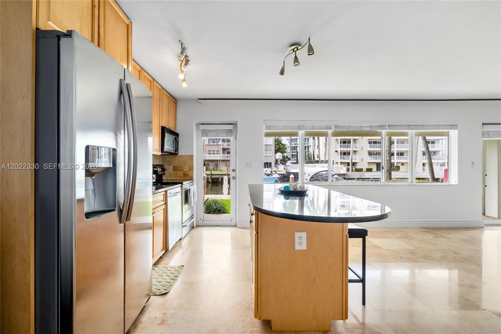 WATERSIDE ON THE INTRACOA - Residential