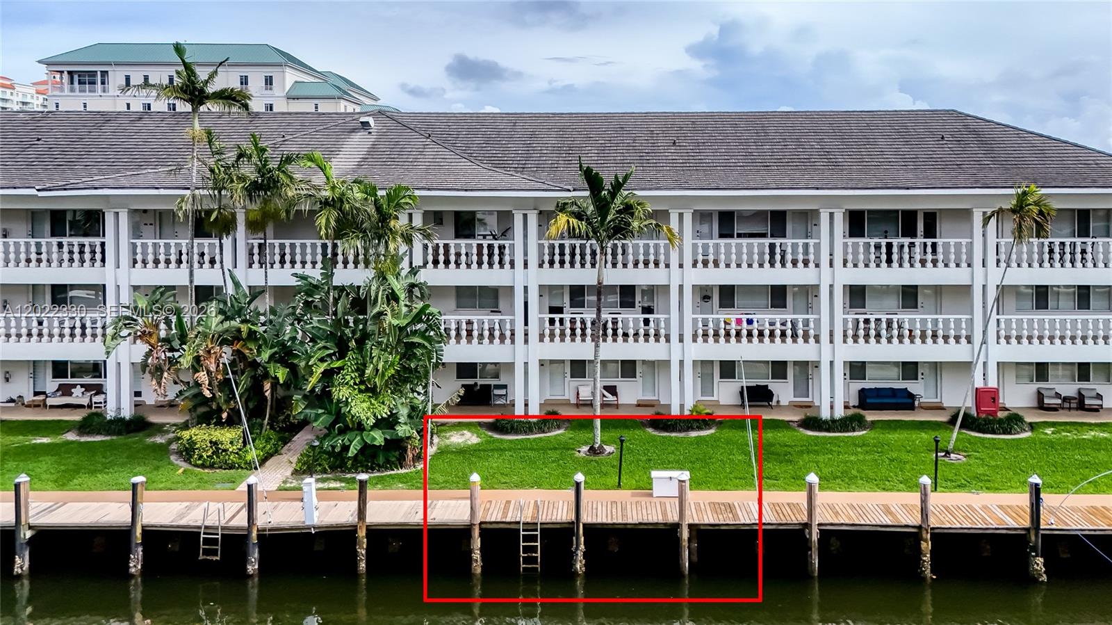 WATERSIDE ON THE INTRACOA - Residential