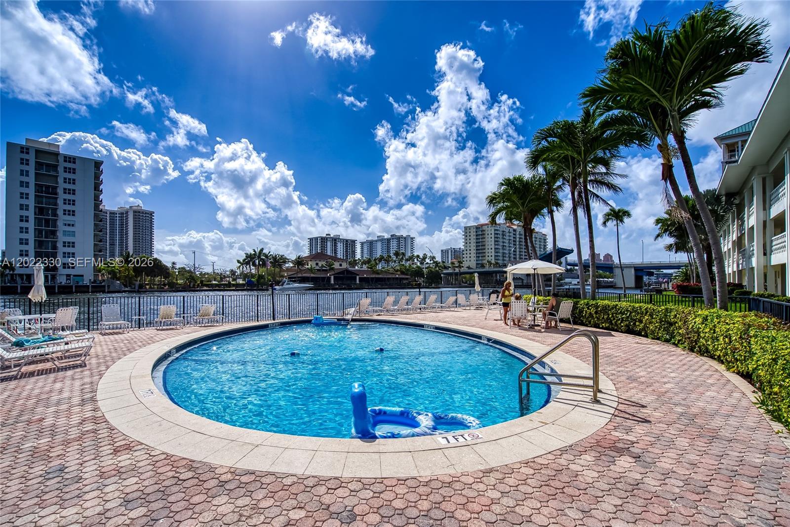 WATERSIDE ON THE INTRACOA - Residential