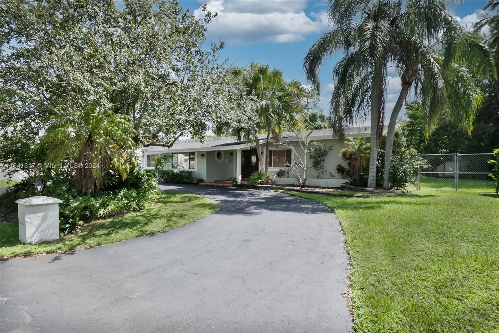 Palmetto Bay, Florida 33157, United States, 4 Bedrooms Bedrooms, ,3 BathroomsBathrooms,Residential,Active,48168