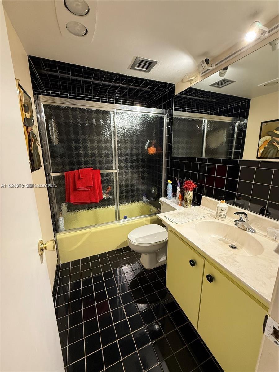 HILLCREST COUNTRY CLUB AP - Residential