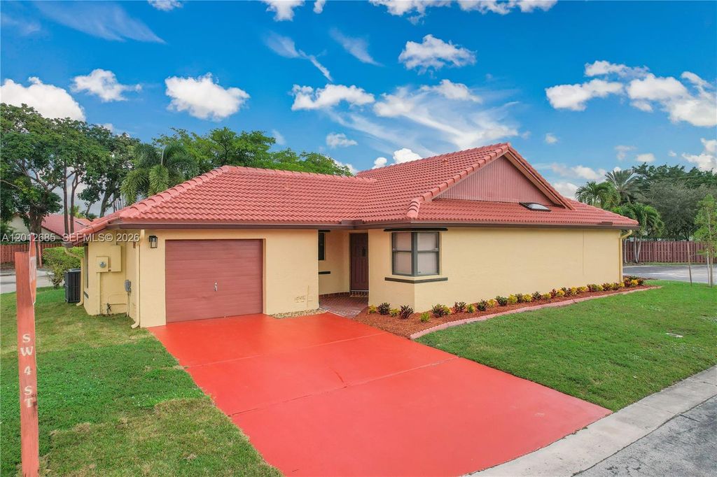 Photo of 11301 SW 4th St, Pembroke Pines, FL 33025 (MLS # A12012685)