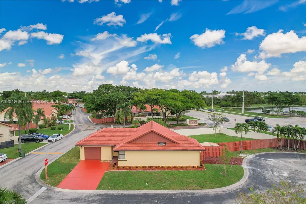 Photo of 11301 SW 4th St, Pembroke Pines, FL 33025 (MLS # A12012685)