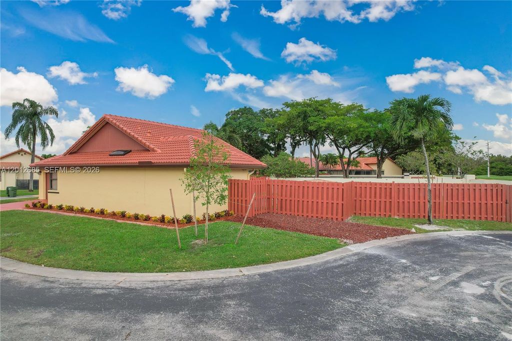 Photo of 11301 SW 4th St, Pembroke Pines, FL 33025 (MLS # A12012685)