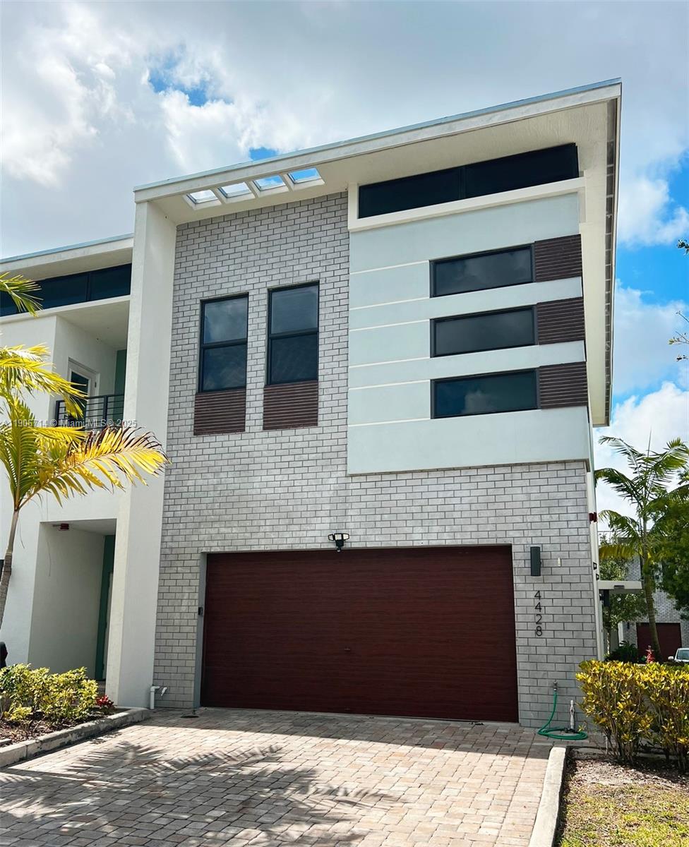 PLANTATION BUSINESS PARK - Residential Lease