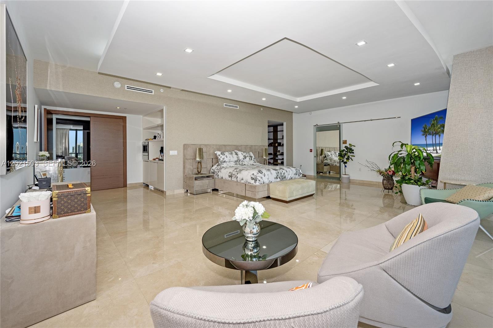 PRIVE CONDO - Residential