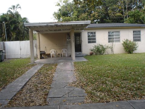Single Family Residence in North Miami FL 1565 127th St St.jpg