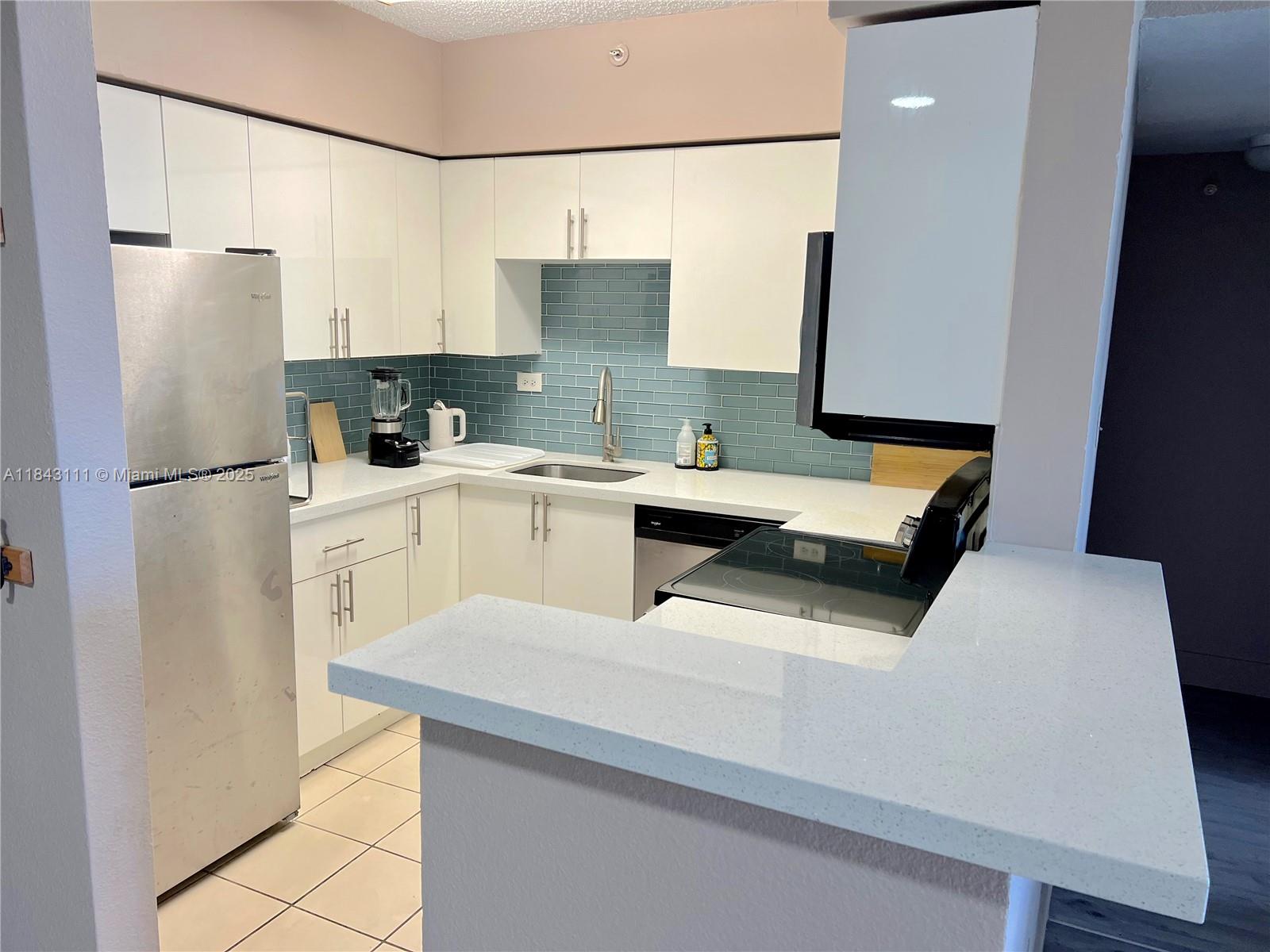 1500 Bay Rd 808S, Miami Beach, FL, 33139/$400,000 4 1500 Bay Rd 808S