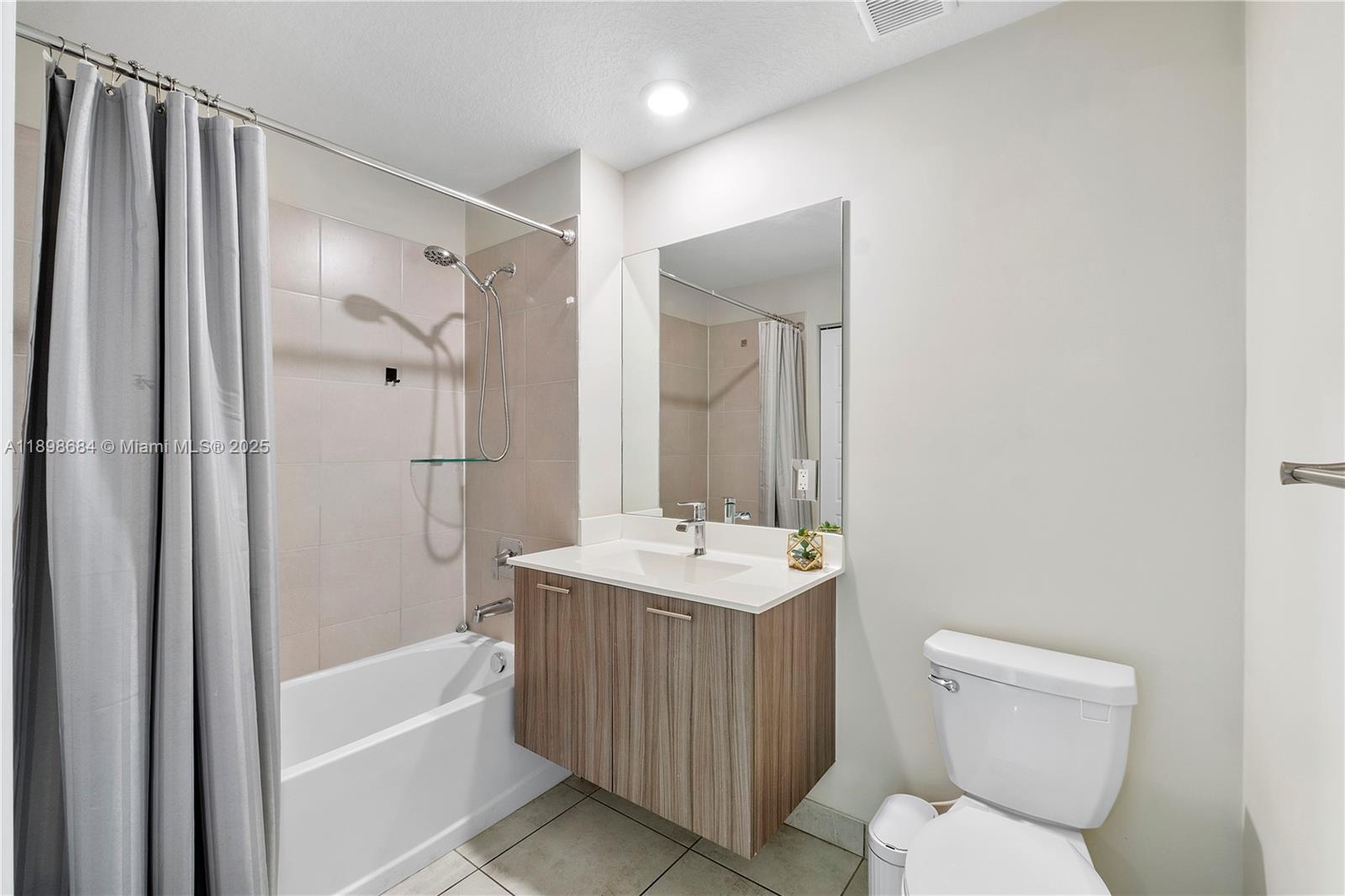 DOWNTOWN DORAL SOUTH PHAS - Residential Lease