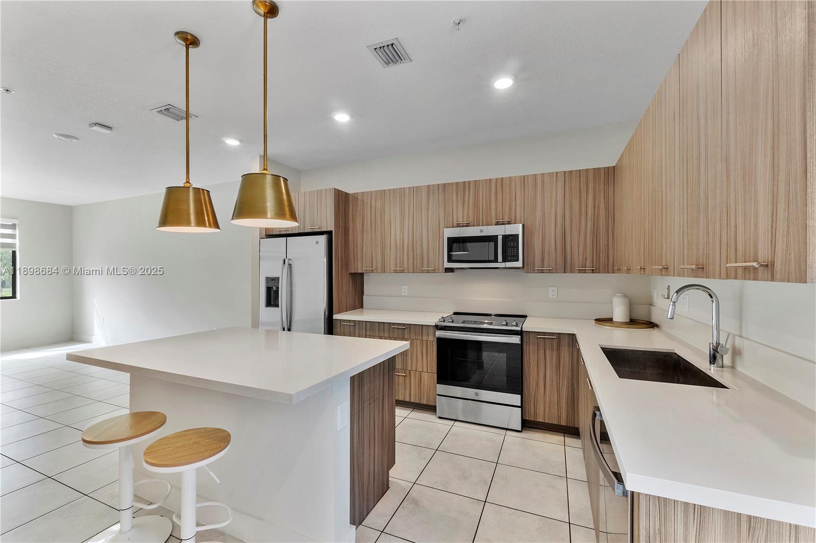 DOWNTOWN DORAL SOUTH PHAS - Residential Lease