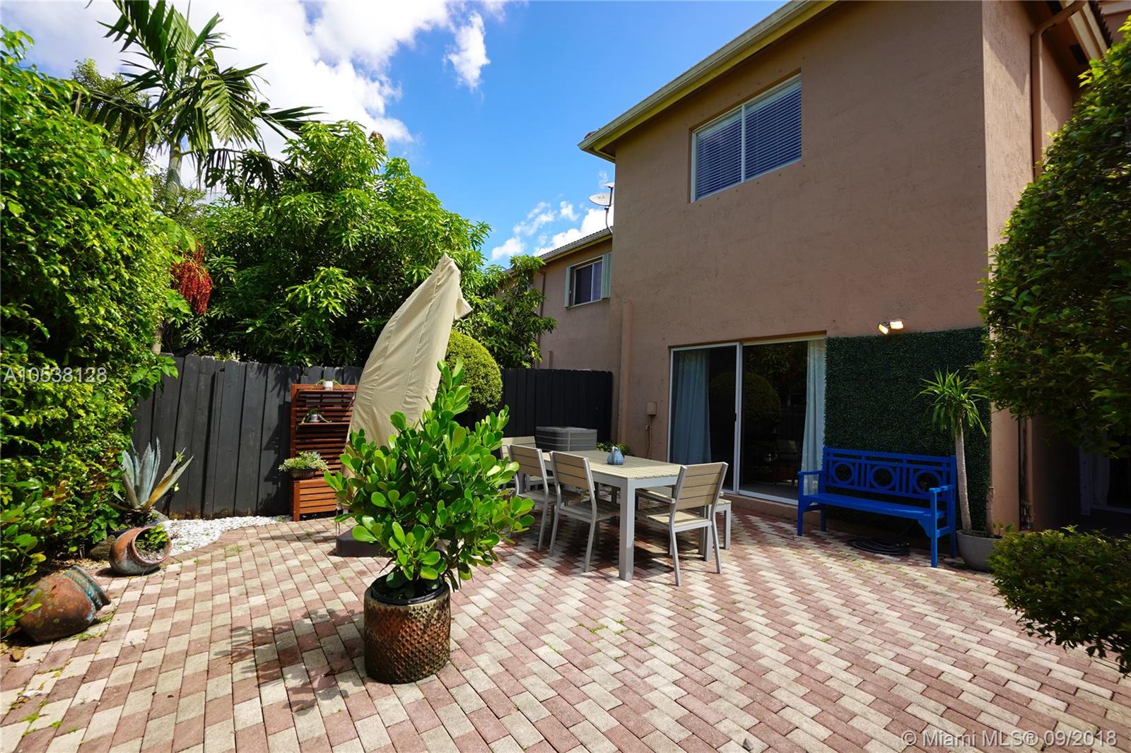 EMERALD LAKES - Residential