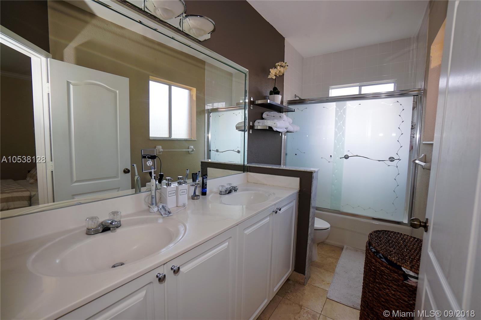 EMERALD LAKES - Residential