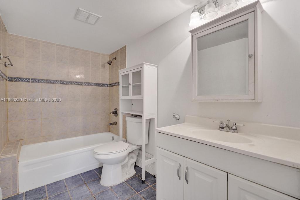 OAKLAND SHORES COND - Residential Lease