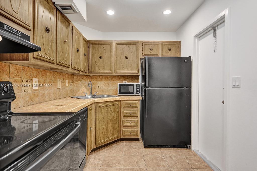 OAKLAND SHORES COND - Residential Lease