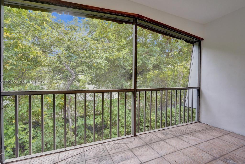 OAKLAND SHORES COND - Residential Lease