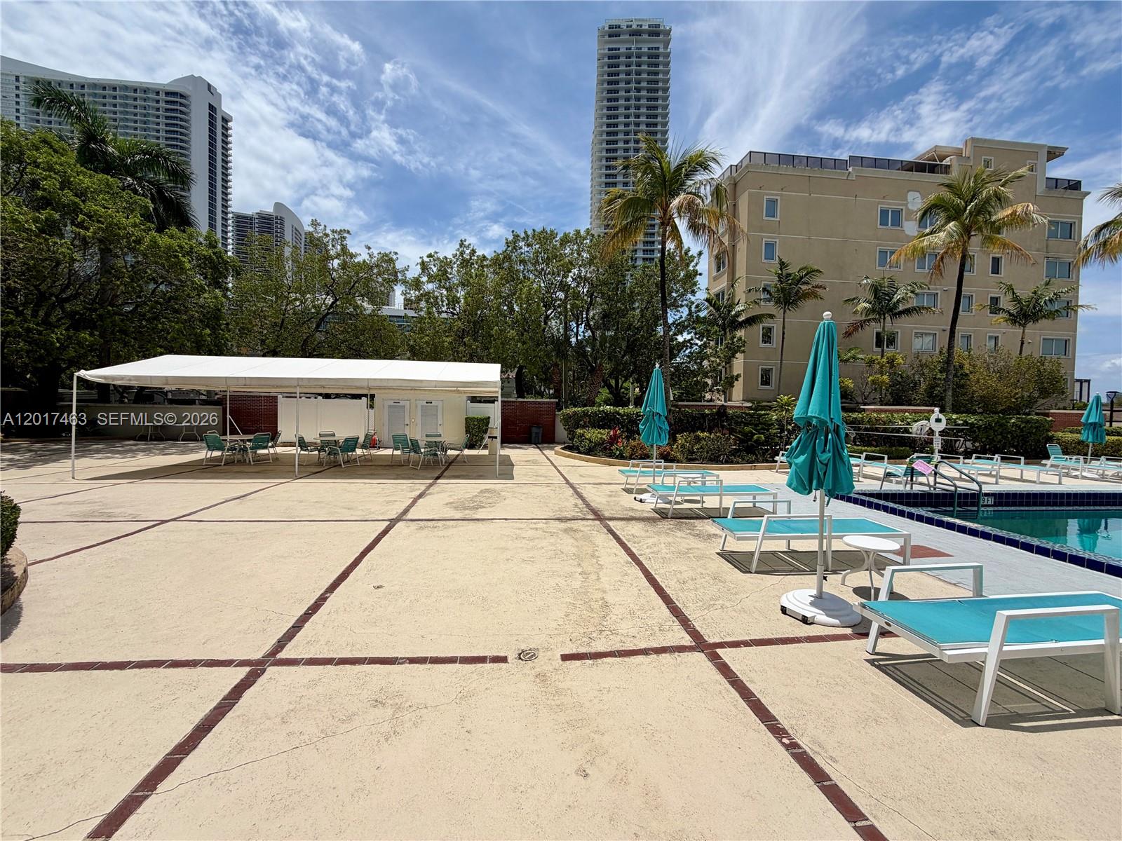 HALLMARK OF HOLLYWOOD CON - Residential