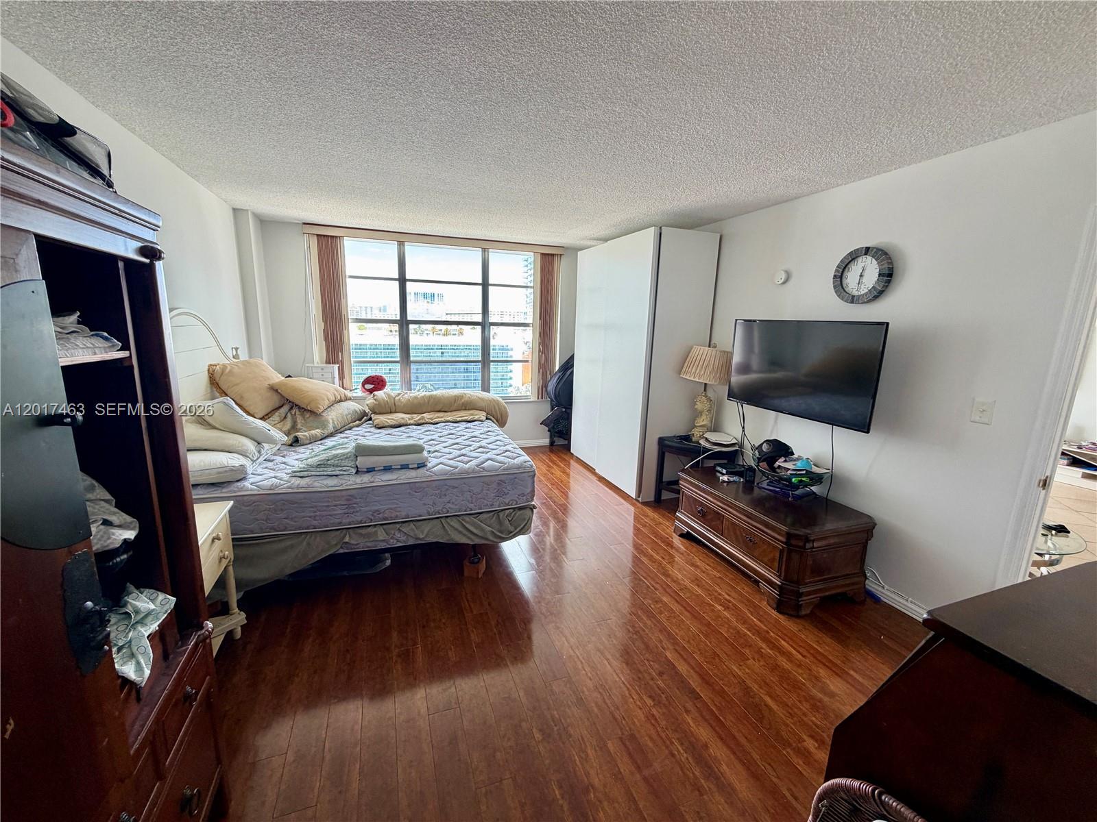 HALLMARK OF HOLLYWOOD CON - Residential