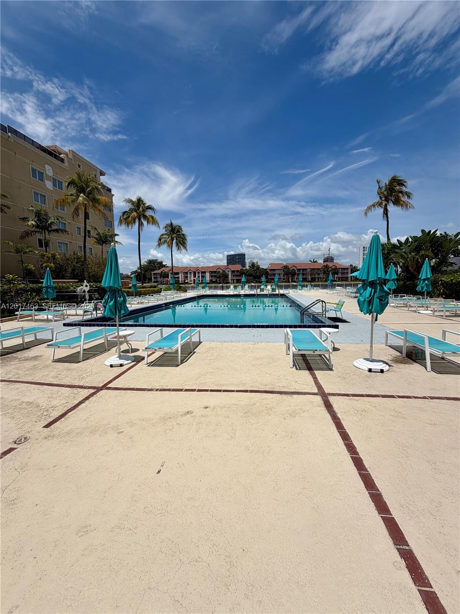 HALLMARK OF HOLLYWOOD CON - Residential