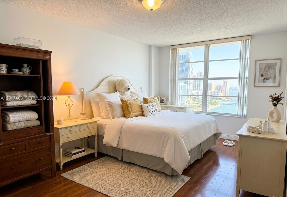 HALLMARK OF HOLLYWOOD CON - Residential