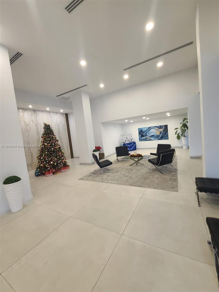 WINSTON TOWER 300 CONDO - Residential Lease