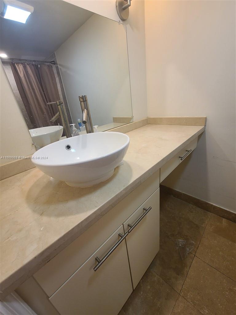 WINSTON TOWER 300 CONDO - Residential Lease