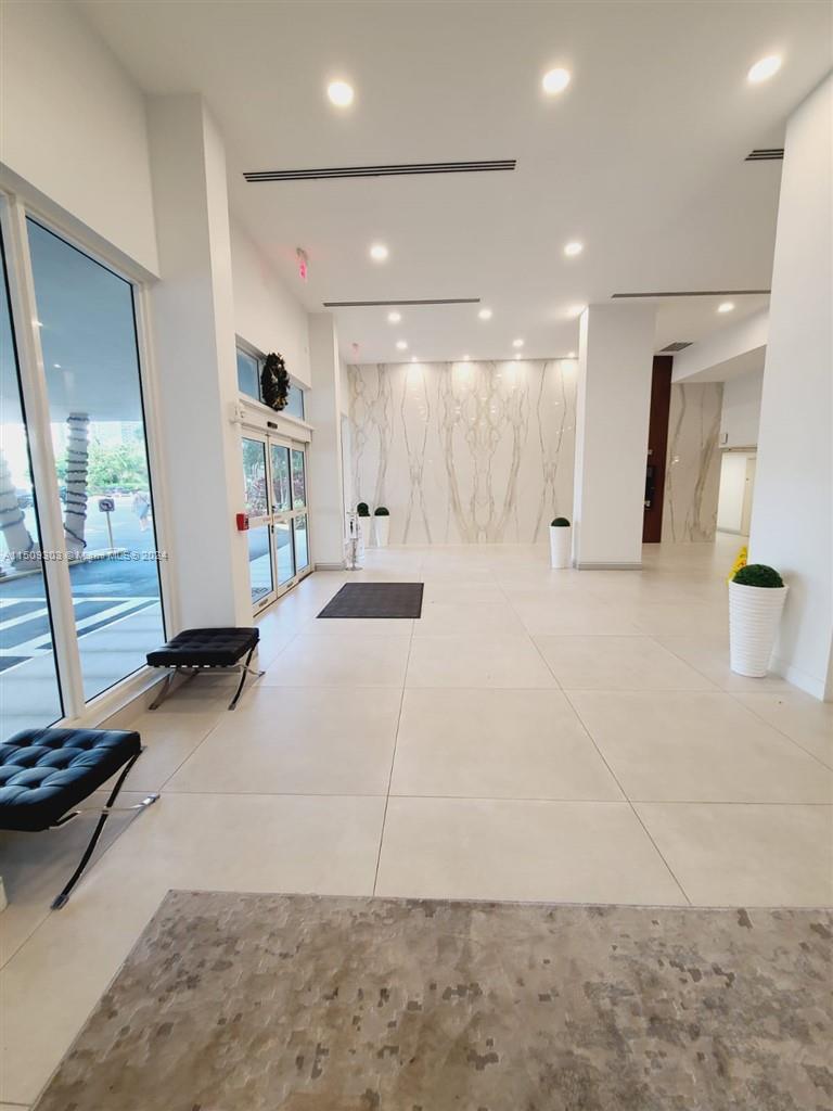 WINSTON TOWER 300 CONDO - Residential Lease