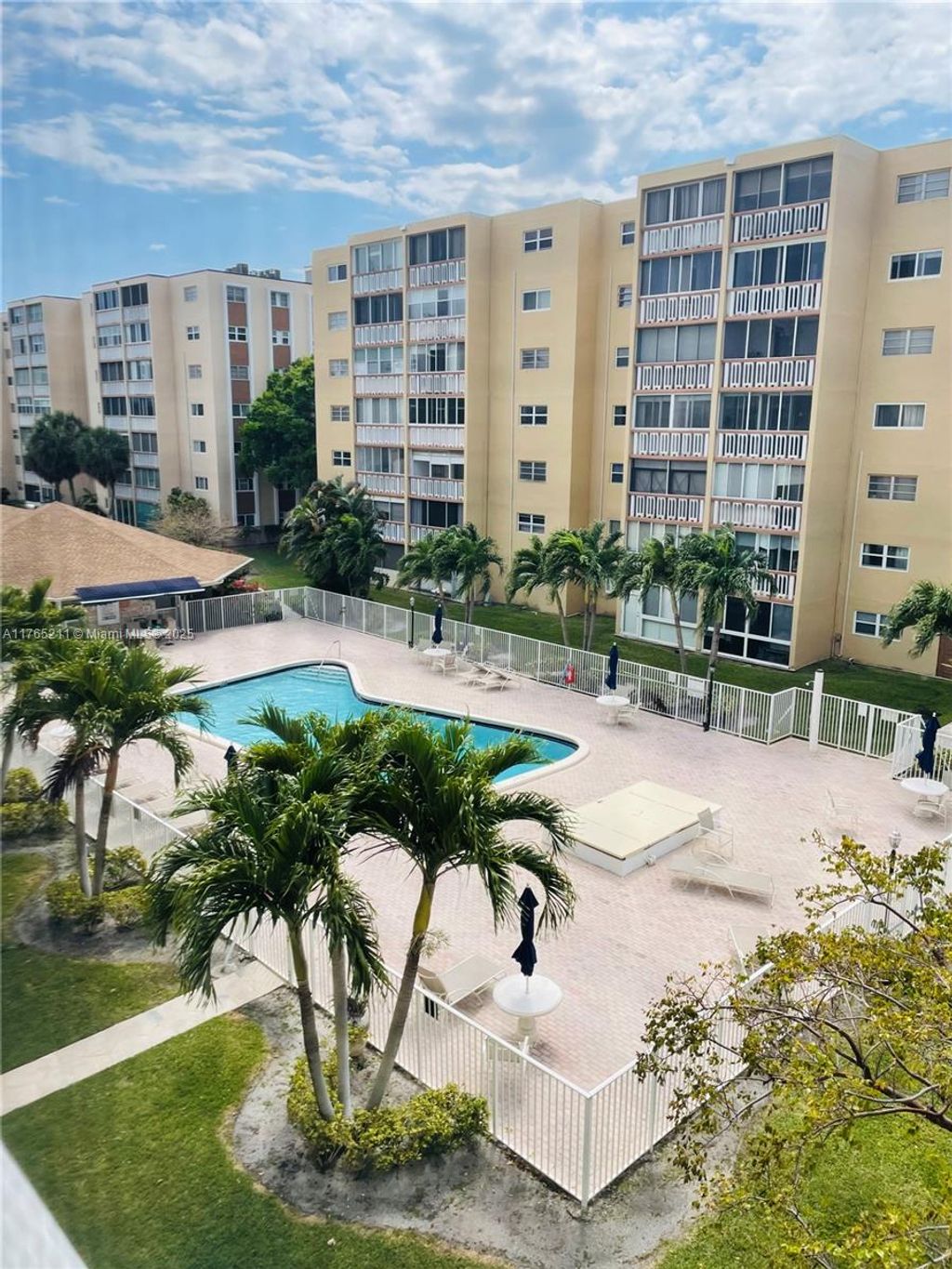 Photo of 620 NE 12th Ave #406, Hallandale Beach, FL 33009 (MLS # A11765211)