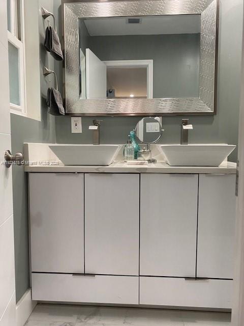 HOLLYWOOD HILLS - Residential Lease