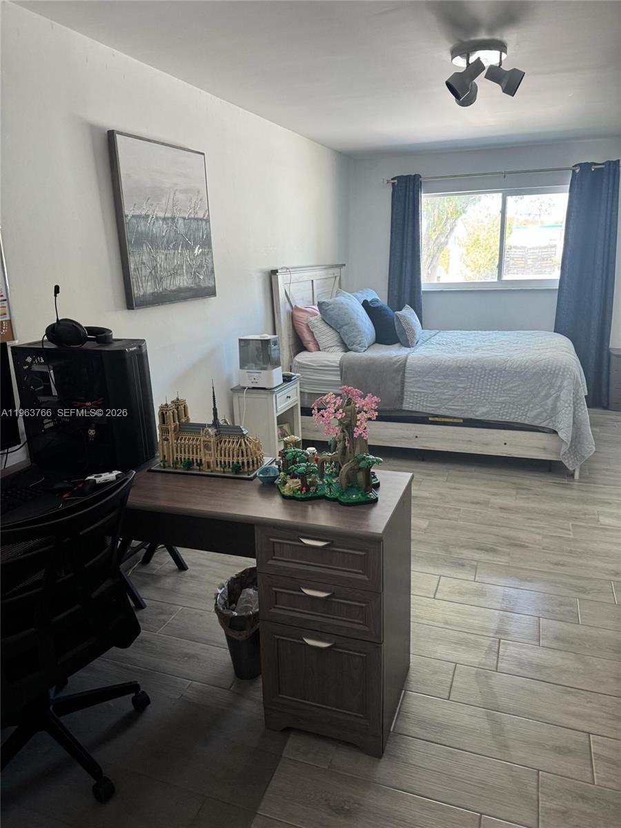 HOLLYWOOD PARK - Residential