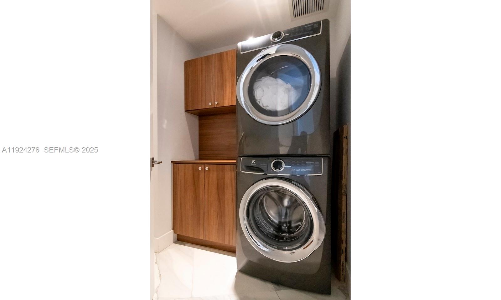 PARAMOUNT FT LAUDERDALE C - Residential Lease