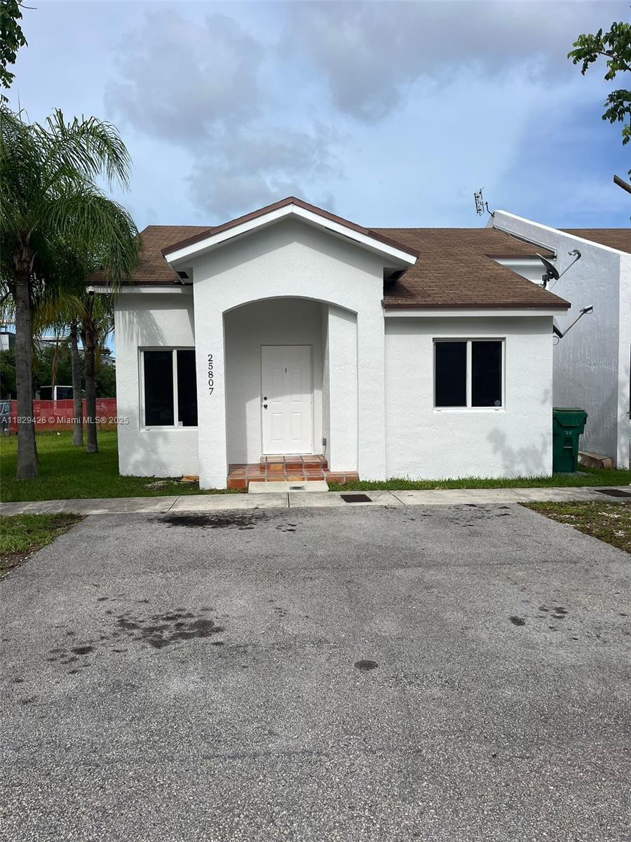 Nice, spacious Townhouse, new appliances, very close to Turnpike Exit 6, nive big floor titles, 2 parking spaces,