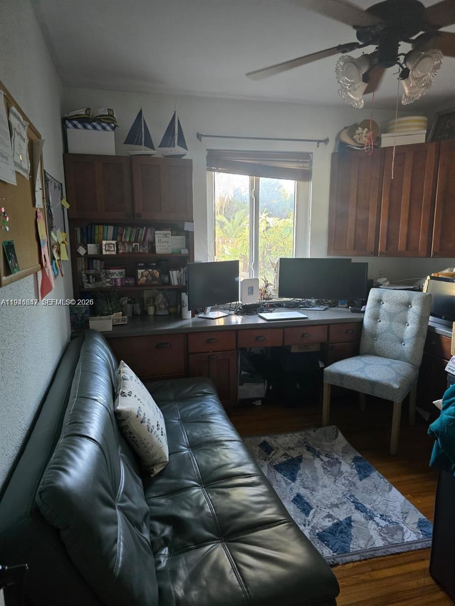 HOLLYWOOD LITTLE RANCHES - Residential