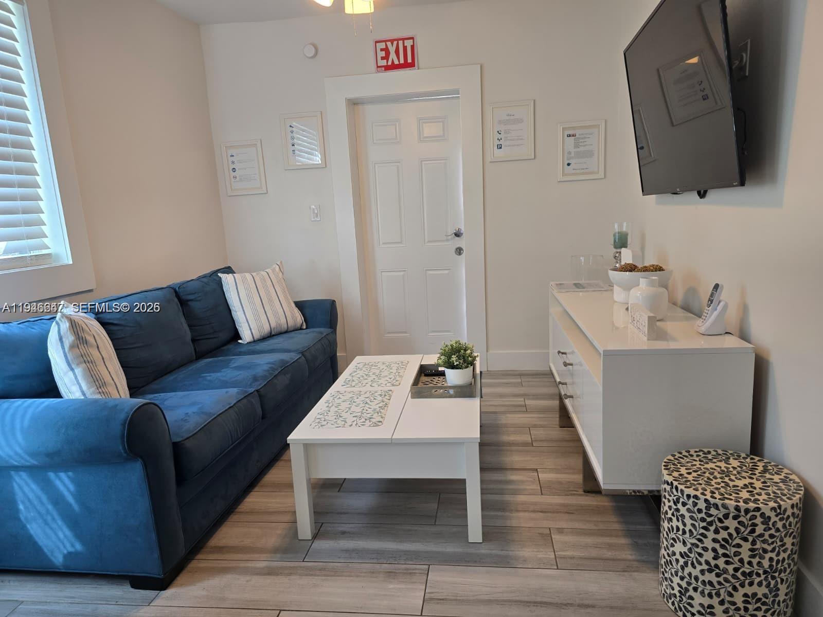 HOLLYWOOD LITTLE RANCHES - Residential