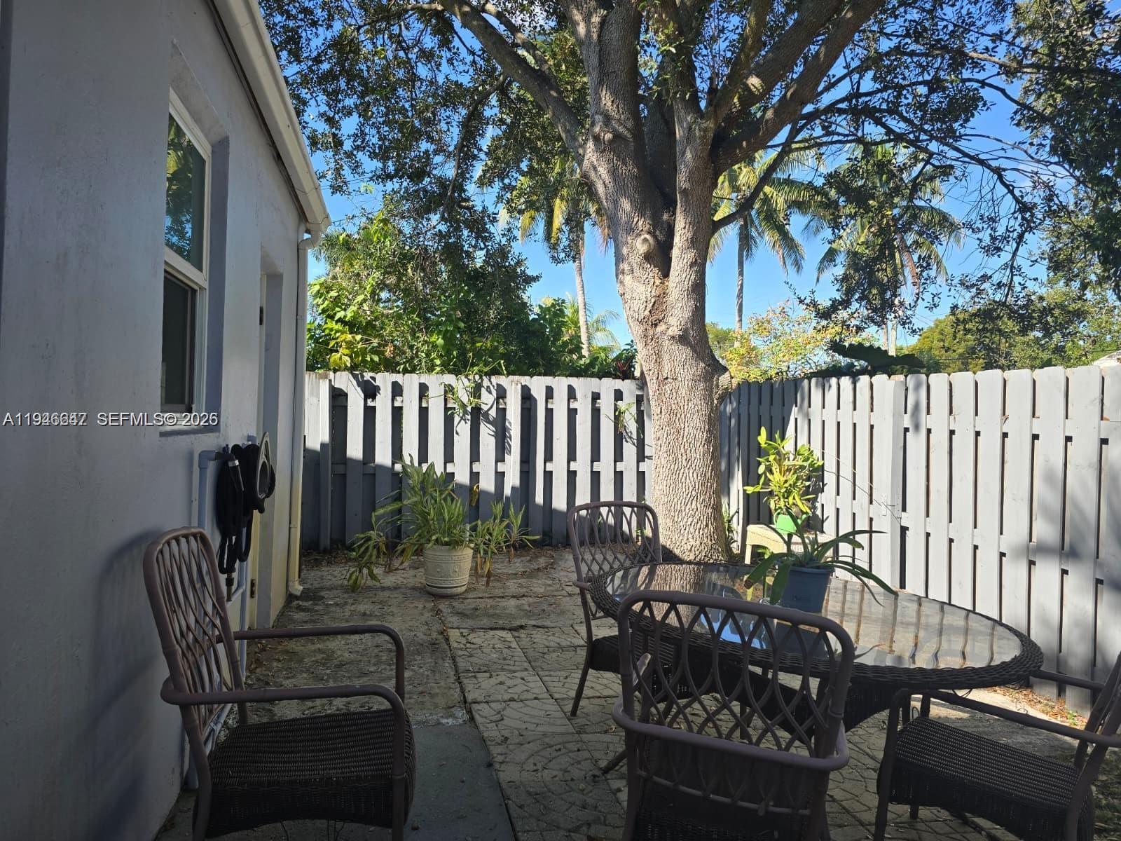 HOLLYWOOD LITTLE RANCHES - Residential