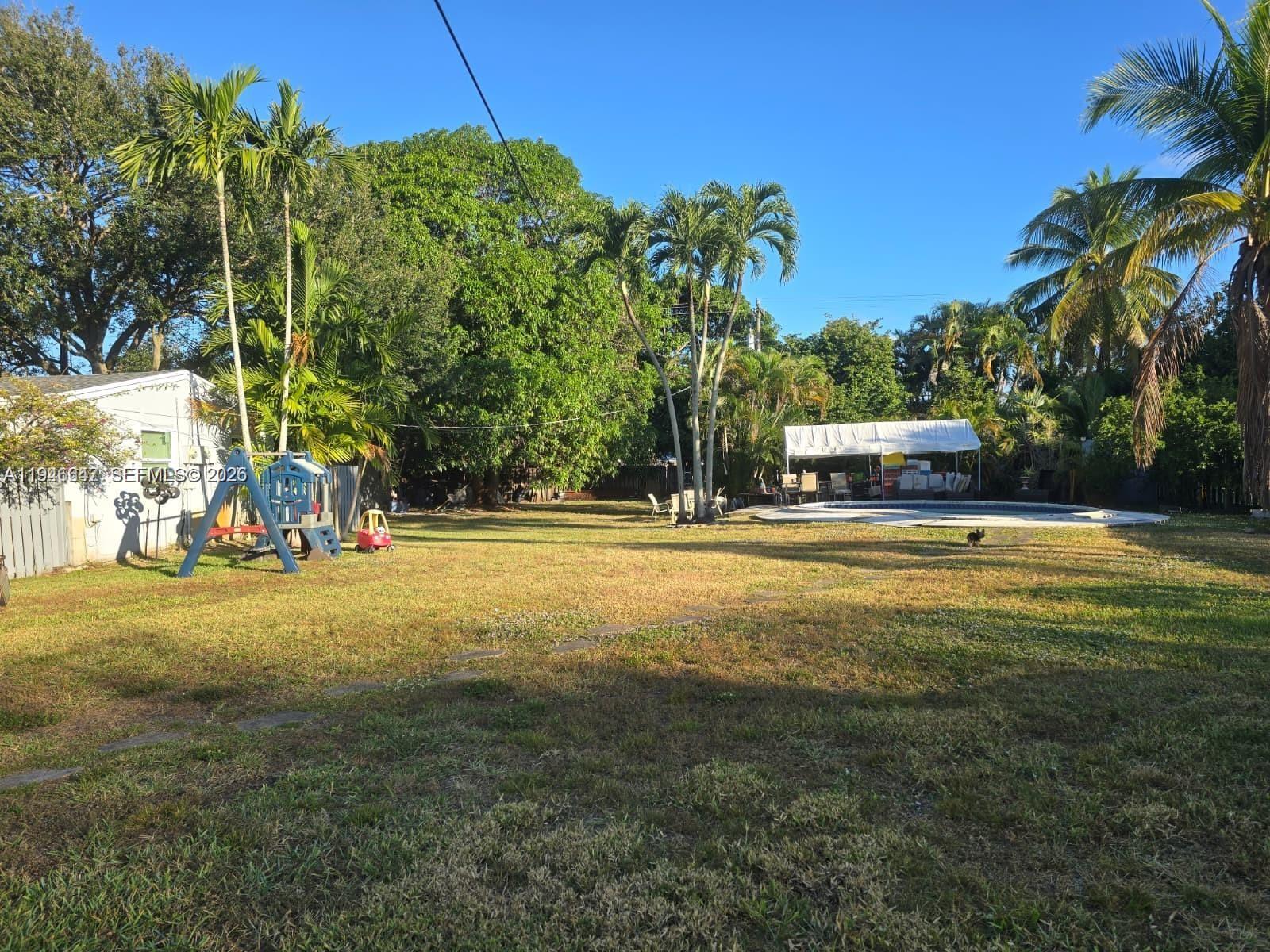 HOLLYWOOD LITTLE RANCHES - Residential