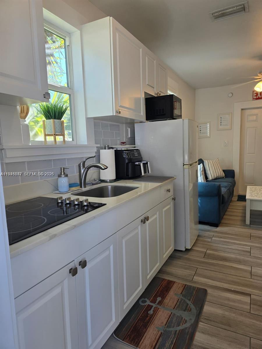 HOLLYWOOD LITTLE RANCHES - Residential