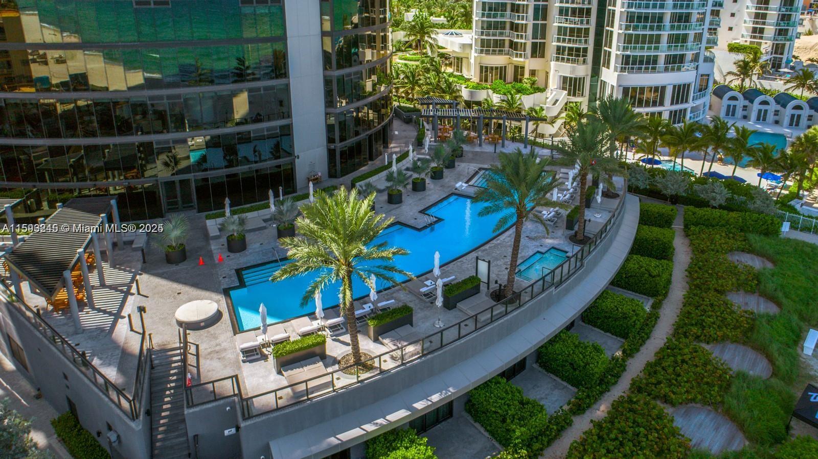 18555 COLLINS AVENUE COND - Residential