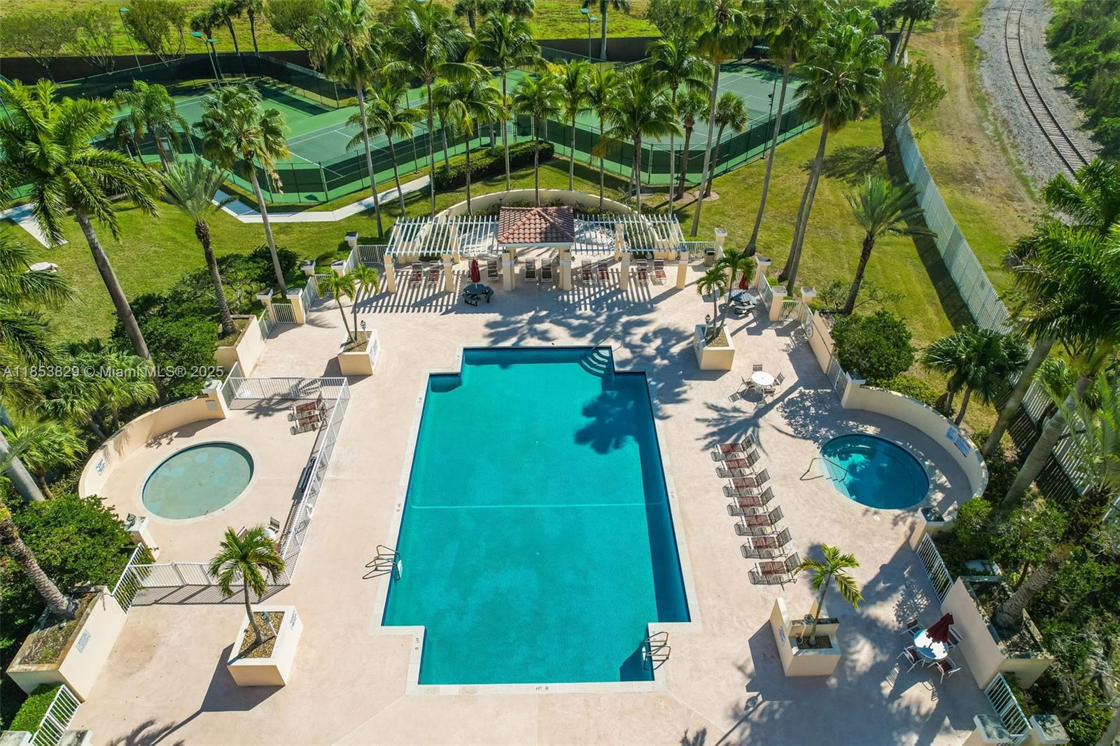 TWIN LAKE SHORES EAST - Residential