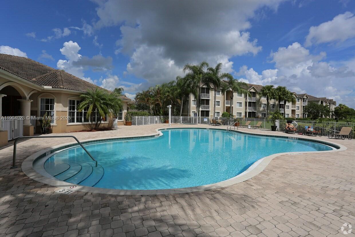 CENTRAL AND CONVENIENTLY LOCATED IN WEST PALM BEACH. UNIT IS CLOSE TO MANY PLACES LIKE DOWNTOWN, THIS CUTE CONDO HAVE 3 BED AND 2 BATHS, WASHER AND DRYIER. SAN MICHELE ANDROS CONDOMINIUM ISLE IS A BEAUTIFUL COMUNITY.