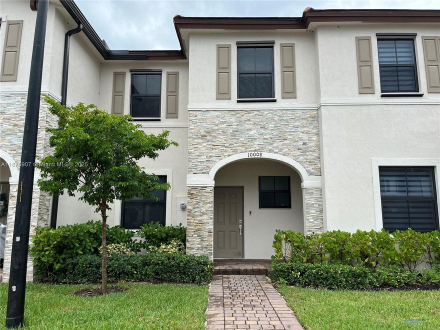 Modern 3-bedroom, 2.5-bath townhouse in Enclave South Phase 2, built in 2022. Offering 1,335 sq.ft of living space across 2 floors, this home features lake views. Residents enjoy access to clubhouse, pool, gym, and kids’ playground. Located in a multi-family zone (10-21 U/A), ideal for families seeking comfort, security, and top-notch amenities. A perfect opportunity for modern, functional living in a vibrant community.