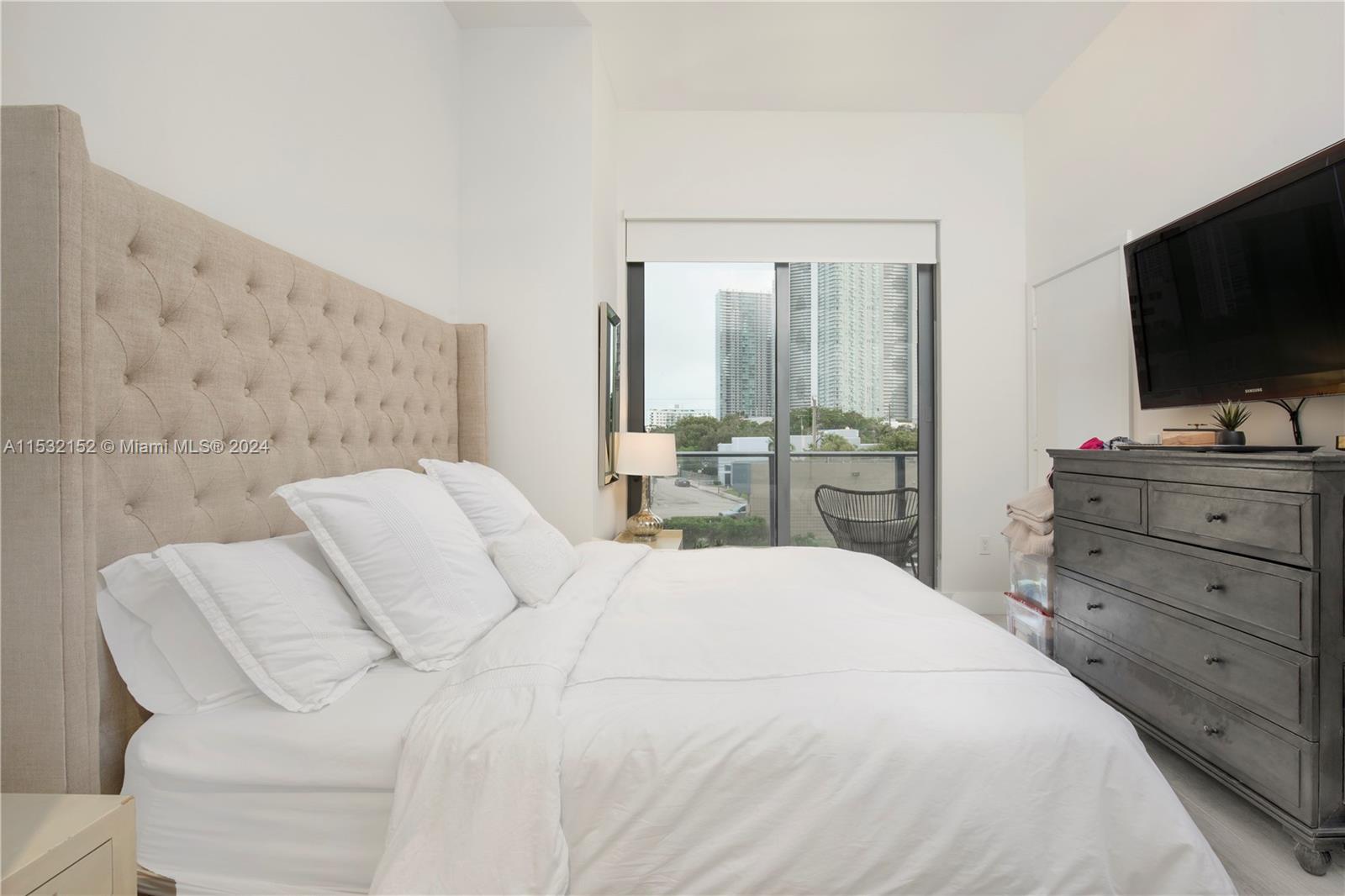 121 NE 34th St L206