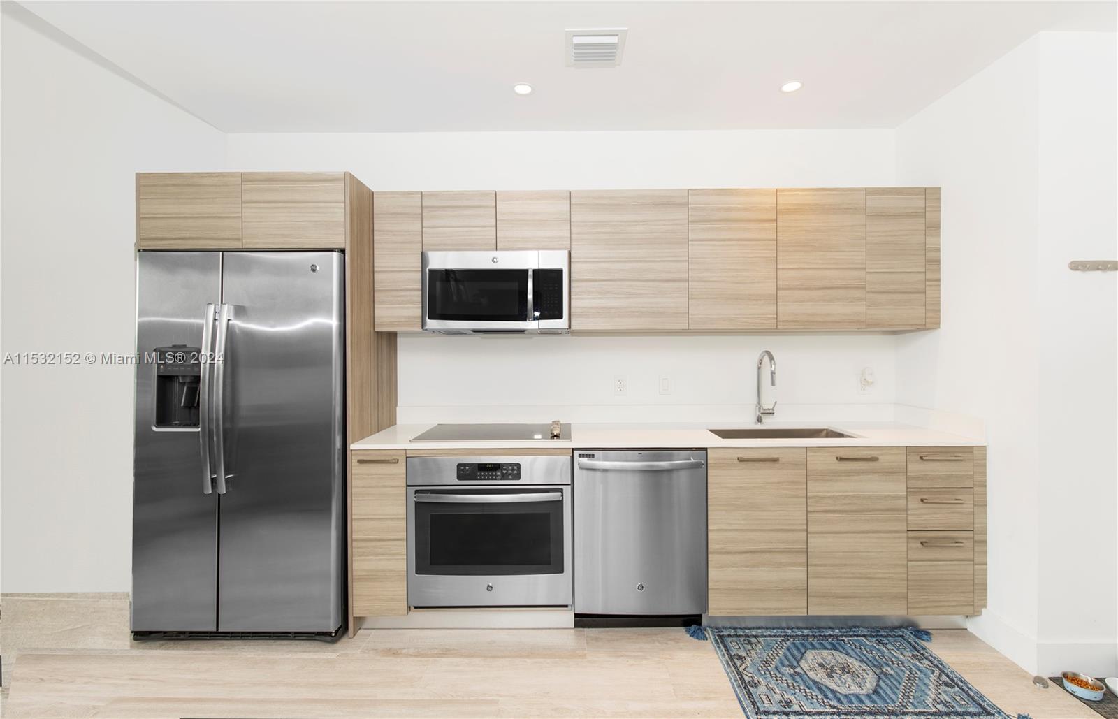121 NE 34th St L206