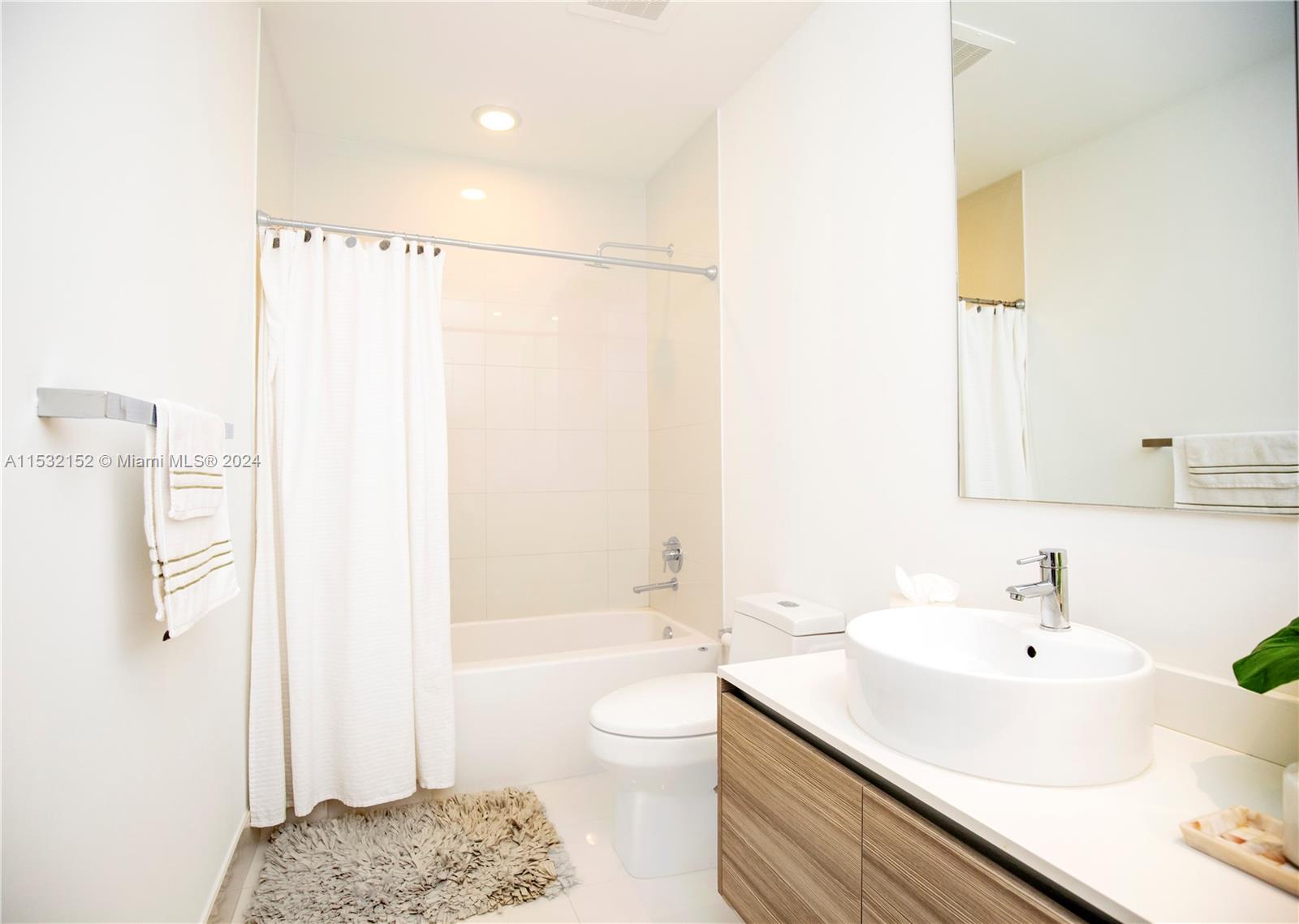 121 NE 34th St L206