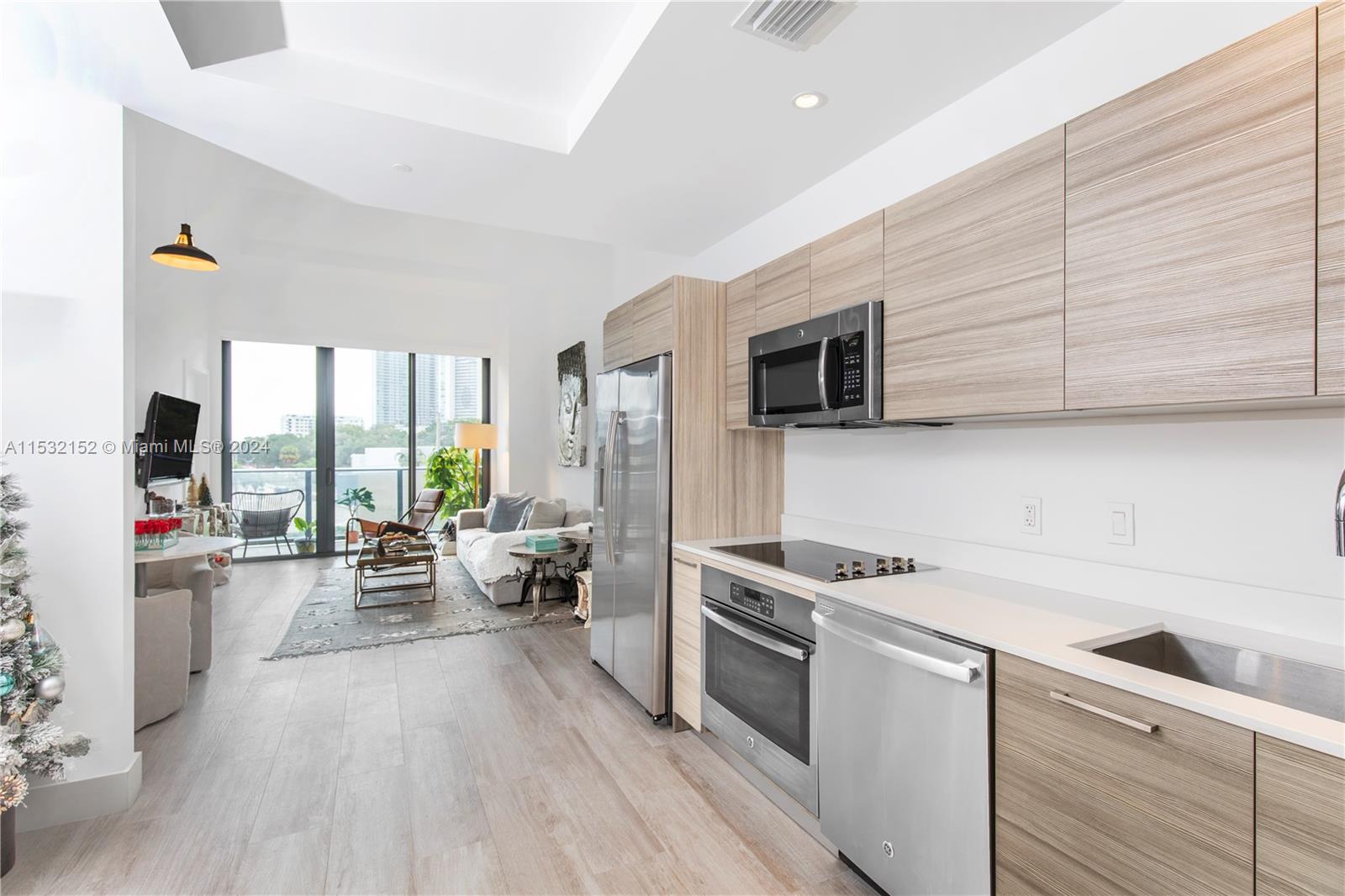 121 NE 34th St L206