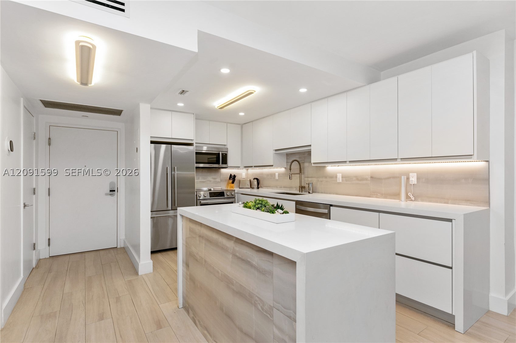 2301 Collins Ave 318